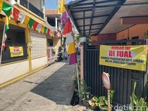 Warga Melong Green Cimahi Pasang Plang Rumah Dijual Serentak