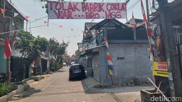Protes warga akan keberadaan pabrik cokelat lewat spanduk di perumahan Protes warga akan keberadaan pabrik cokelat lewat spanduk di perumahan