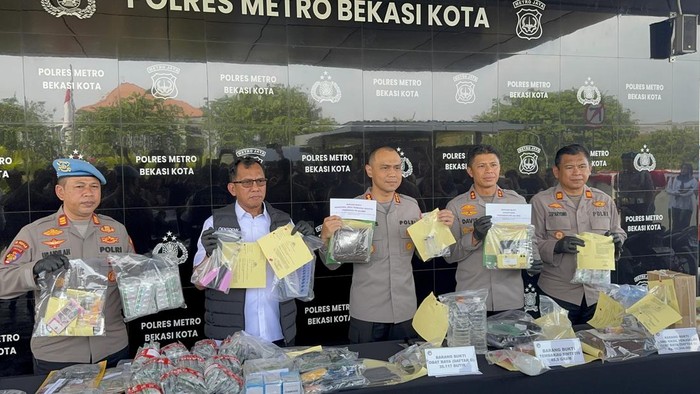 Kapolres Metro Bekasi Kota, Kombes Putu Kholis Aryana, saat jumpa pers membongkar 99 kasus narkoba di Mapolres Metro Bekasi Kota, Rabu (12/8/2026).