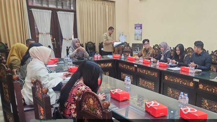 Sidang pelanggaran kode etik Raka Jatim Tio Ferdian Rahmana yang digelar Disbudpar Jatim