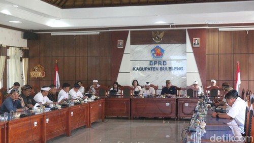 Rapat internal pimpinan dan anggota DPRD Buleleng terkait KUA-PPAS Tahun Anggaran 2027 di Ruang Gabungan Komisi DPRD Buleleng, Rabu (12/8/2026). Foto : Made Wijaya Kusuma