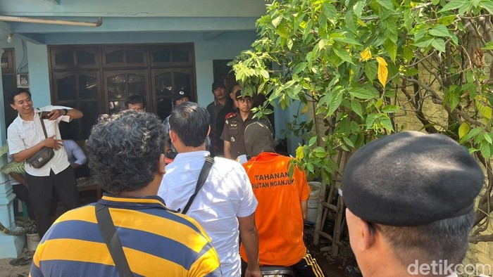 Rekonstruksi pembunuhan Gatot oleh anak angkat ajak pacarnya di Nganjuk