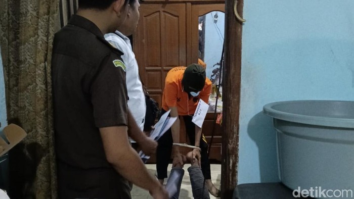 Rekonstruksi pembunuhan Gatot oleh anak angkat ajak pacarnya di Nganjuk