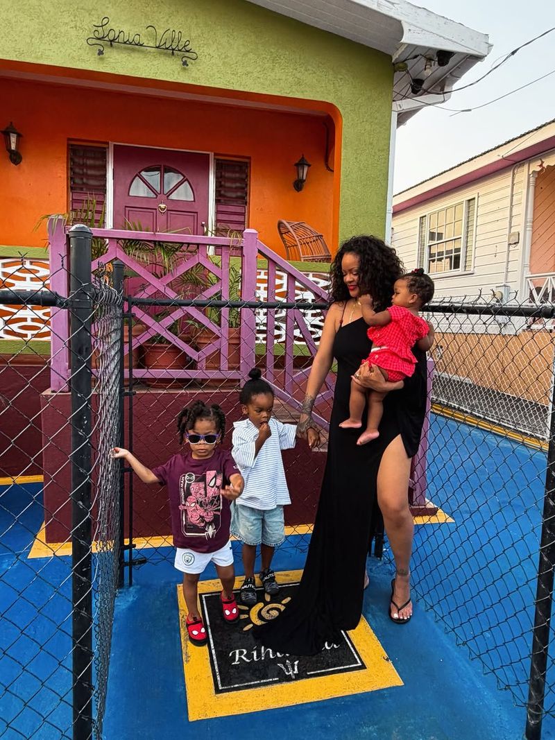 Rihanna dan ketiga anaknya di Barbados