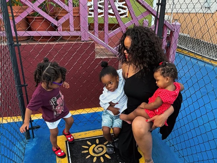 Rihanna dan ketiga anaknya di Barbados