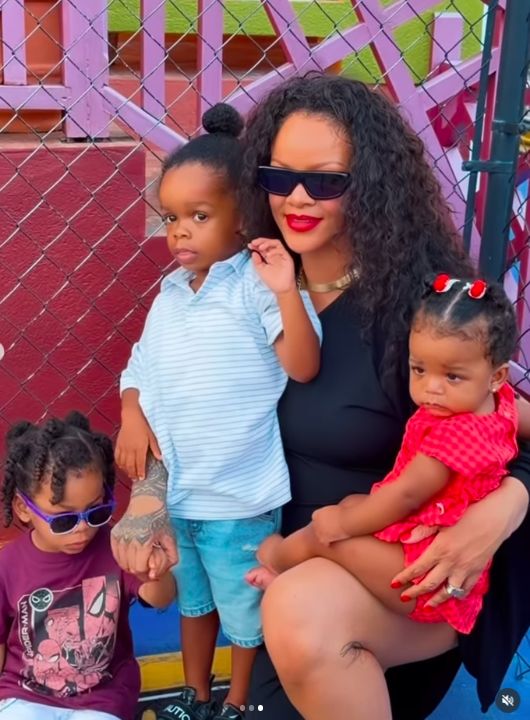 Rihanna dan ketiga anaknya di Barbados