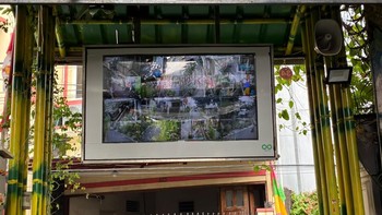 Begitu masuk ke dalamnya gang RT 08, sudah ada CCTV dengan monitor besar yang terinstal. Pantauan CCTV di 16 titik ini bisa diakses warga menggunakan aplikasi RTOnline yang ada di ponsel mereka. Foto: Aisyah Kamaliah/detikINET