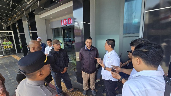 Satreskrim Polres Batu menggali informasi kepada pihak keluarga di Rumah Sakit Bhayangkara Hasta Brata Kota Batu