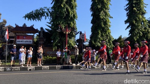 Sejumlah wisatawan asing dari Prancis  terlihat sedang menonton gerak jalan indah tingkat SD di depan Taman Kertha Gosa Klungkung, Bali, Rabu (12/8/2026).