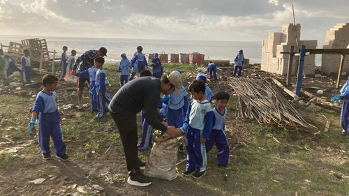 Siswa MI Bahrul Ulum Kampung Kusamba, bergotong royong membersihkan sampah di pesisir Pantai Kusamba, Kecamatan Dawan, Klungkung, Bali, Rabu (12/8/2026). (Fatih Kudus Jaelani/detikBali)