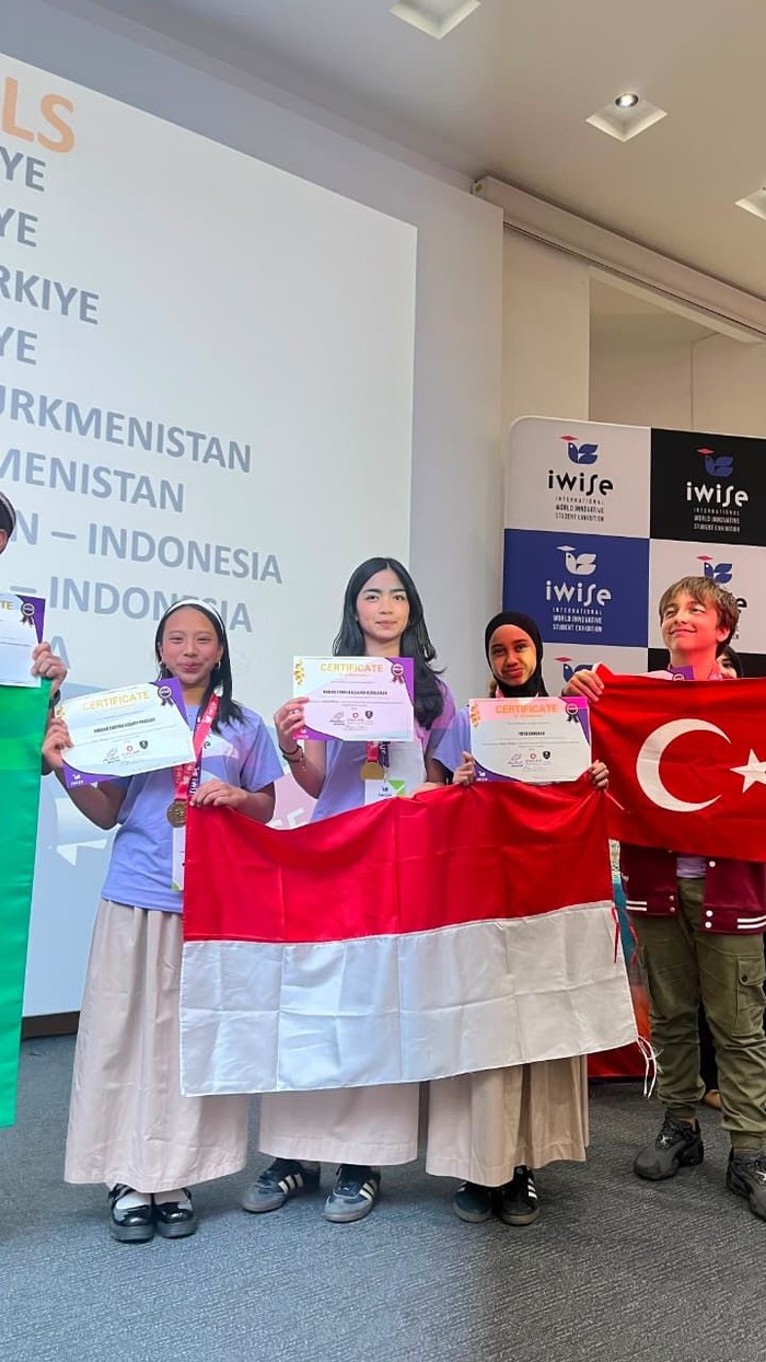 Siswa-siswi SMP Labschool Kebayoran borong medali di kompetisi iWISE UK 2026