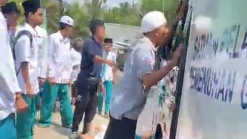 Seorang siswi dilindas kendaraan operasional MBG di Lombok Tengah usesai ditabrak sepeda motor.