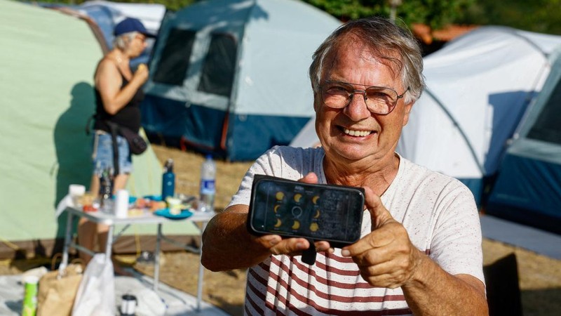 French couple Lucien Montesinos, 33, and Pamela Boisde, 39, visit a campsite to see the total solar eclipse, in Arija, Spain, August 12, 2026. REUTERS/Borja Suarez