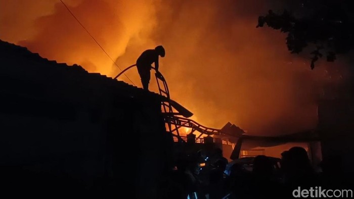 Suasana kebakaran di Perum BRD Pekalongan yang hanguskan dua rumah.