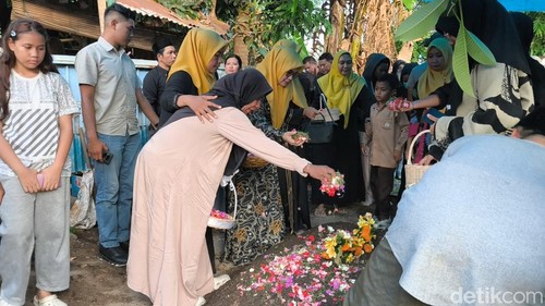 Suasana pemakaman korban KMP Putri Yasmin di TPU Gatep, Ampenan, Kota Mataram, Rabu (12/8/2026). Dok. Nathea Citra/detikBali