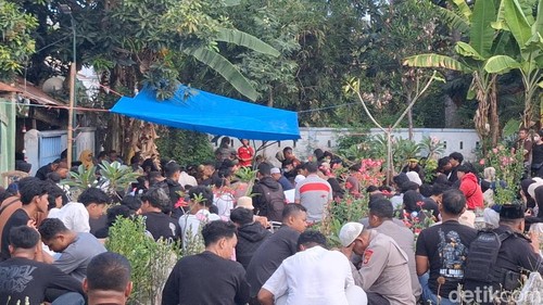 Suasana pemakaman korban KMP Putri Yasmin di TPU Gatep, Ampenan, Kota Mataram, Rabu (12/8/2026) sore. Nathea Citra/detikBali