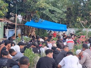 Korban KMP Putri Yasmin Dimakamkan di Mataram, Teman: Insyaallah Surga