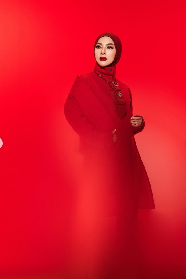 Syahrini kembali curi atensi melalui penampilannya di pemotretan untuk perilisan album baru. Istri Reino Barack itu tampil bold serba merah. Foto: Instagram/@princessyahrini