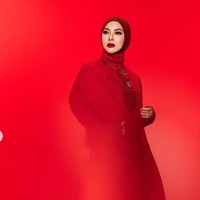 Syahrini kembali curi atensi melalui penampilannya di pemotretan untuk perilisan album baru. Istri Reino Barack itu tampil bold serba merah. Foto: Instagram/@princessyahrini
