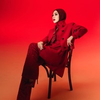 Penyanyi 46 tahun itu tampil dengan atasan merah berkerah tinggi dipadukan luaran menyerupai jaket dan celana panjang senada. Penampilannya semakin lengkap dengan hijab polos yang juga berwarna merah. Foto: Instagram/@princessyahrini