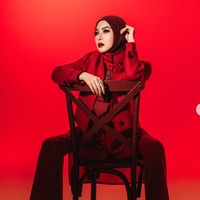 Gaya Syahrini Tampil Serba Merah, Bros Unik Rp 288 Juta Bikin Salfok