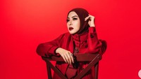 Gaya Syahrini Tampil Serba Merah, Bros Unik Rp 288 Juta Bikin Salfok