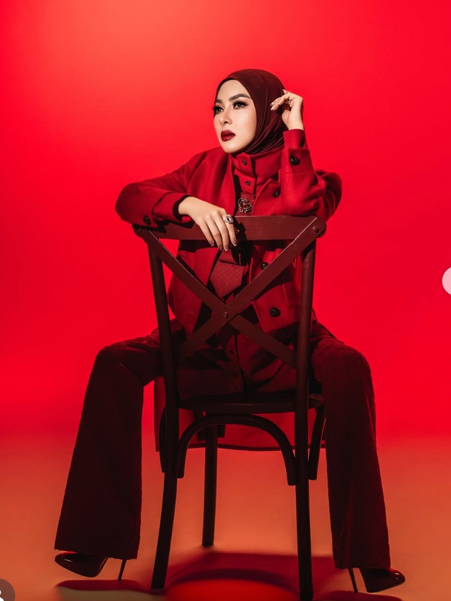 Gaya Syahrini Tampil Serba Merah, Bros Unik Rp 288 Juta Bikin Salfok