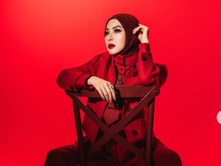 Gaya Syahrini Tampil Serba Merah, Bros Unik Rp 288 Juta Bikin Salfok
