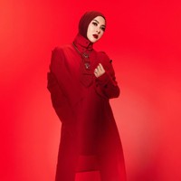 Dengan penuh percaya diri Syahrini memamerkan berbagai gayanya di depan kamera. Penampilannya pun kembali banjir pujian. Foto: Instagram/@princessyahrini
