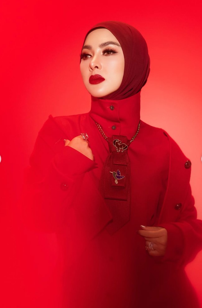 Yang tak kalah jadi sorotan ialah aksesori pelengkap yang dikenakan Syahrini. Terlihat ia mengenakan kalung berbentuk menyerupai dasi berhias bros berbentuk kuda dan burung. Foto: Instagram/@princessyahrini