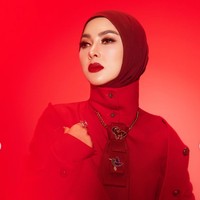 Yang tak kalah jadi sorotan ialah aksesori pelengkap yang dikenakan Syahrini. Terlihat ia mengenakan kalung berbentuk menyerupai dasi berhias bros berbentuk kuda dan burung. Foto: Instagram/@princessyahrini