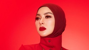 Menyapa penggemarnya kembali di berbagai lini massa, Syahrini turut hadir memeriahkan acara televisi Lapor Pak! hingga berbincang santai di sejumlah podcast. Foto: Instagram/@princessyahrini