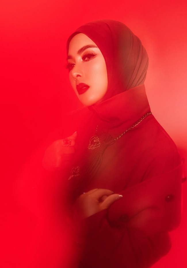 Tak main-main, bros berbentuk kuda dan burung itu ditaksir bernilai fantastis, mencapai Rp 288 juta. Bros tersebut diketahui berasal dar Van Cleef & Arpels. Foto: Instagram/@princessyahrini