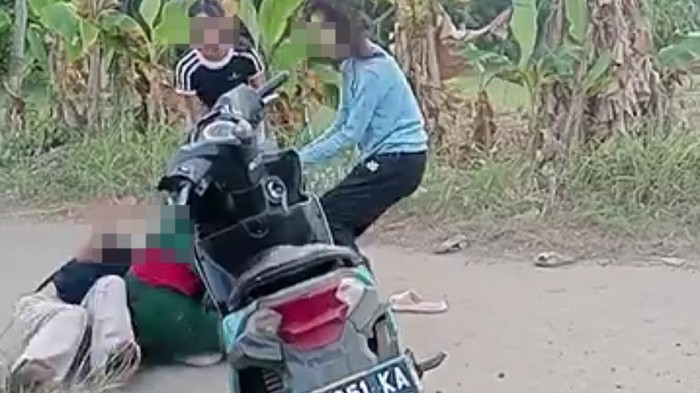 Tangkap layar video remaja putri duel di area kuburan cina di Lampung Utara