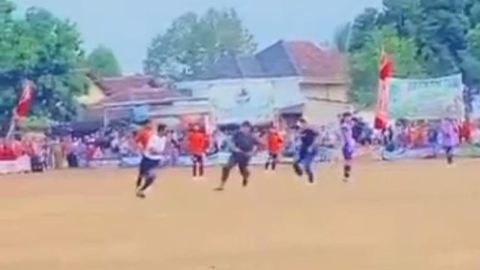 Tangkap layar video saat wasit dikejar suporter bersajam di Lampung Tengah