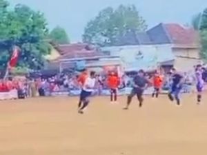 Sepakbola Tarkam di Lampung Ricuh, Wasit Dikejar Suporter Bersajam