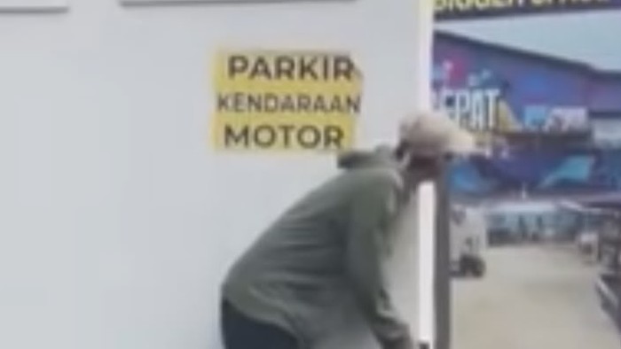Tangkapan layar video viral pria berpistol mindik-mindik di Ciputat, Tangsel, Senin (10/8/2026).