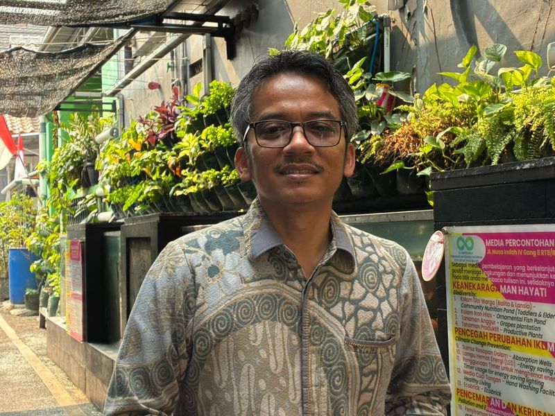 Taufiq Supriadi Ketua RT 08 RW 04 Malaka Jaya yang viral karena budidaya ikan lele di selokan.