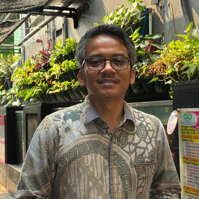 RT di Duren Sawit yang Go International: Lele di Selokan-Kandang Ayam Antibau