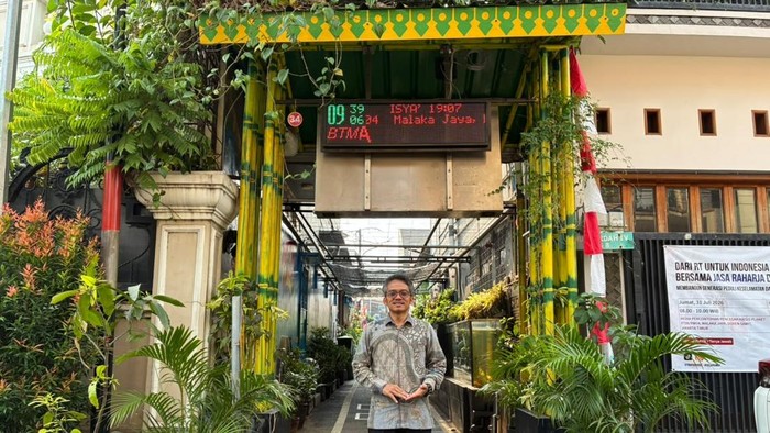 Taufiq Supriadi Ketua RT 08 RW 04 Malaka Jaya yang viral karena budidaya ikan lele di selokan.