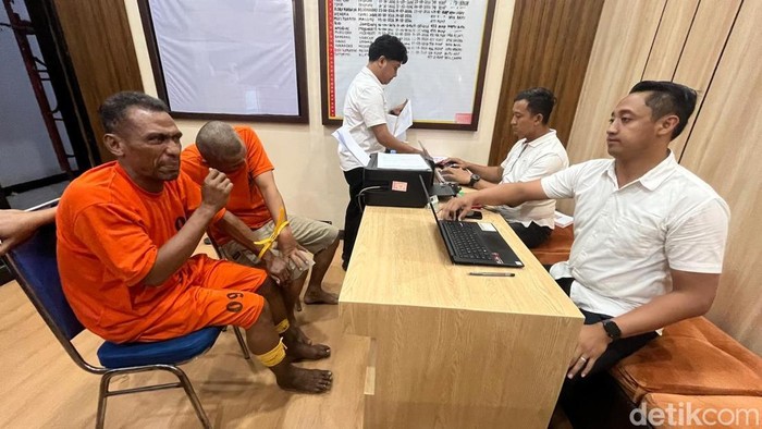 Tersangka Muis dan Sumarno, pembobol brankas Universitas KH Abdul Chalim Mojokerto