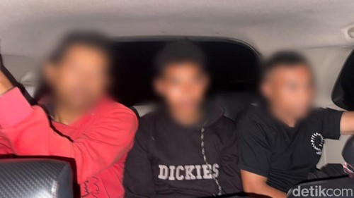 Tiga pelaku penyiksaan dan pembakaran hidup-hidup burung hantu diamankan di Polres Manggarai Barat, Selasa (11/8/2026).
