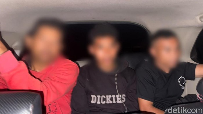 Tiga pelaku penyiksaan dan pembakaran hidup-hidup burung hantu ditahan di Polres Manggarai Barat, Selasa (11/8/2026).