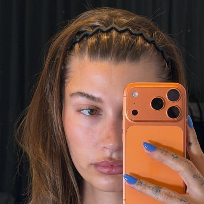Bando Zig Zag Era 90-an Tren Lagi, Dipakai Model Miu Miu Hingga Hailey Bieber
