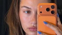 Bando Zig Zag Era 90-an Tren Lagi, Dipakai Model Miu Miu Hingga Hailey Bieber