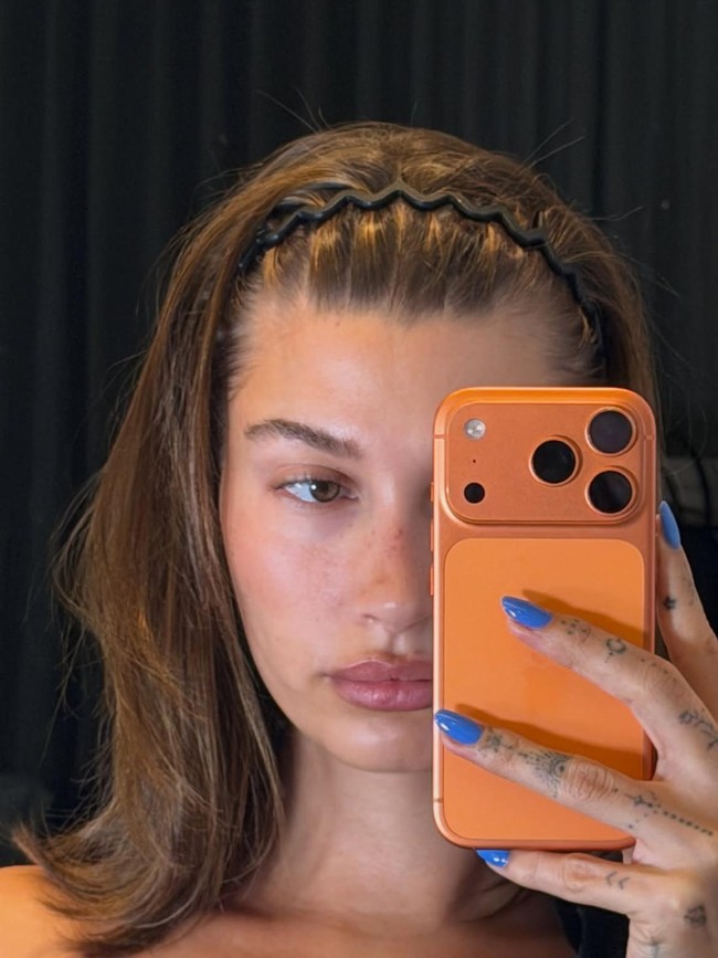 Bando Zig Zag Era 90-an Tren Lagi, Dipakai Model Miu Miu Hingga Hailey Bieber