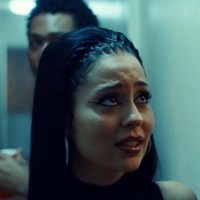 Alexa Demie terlihat memakai bando zig zag dalam musim kedua serial Euphoria yang tayang pada Januari 2022. Foto: Dok. Instagran Hailey Bieber, Bend It Films