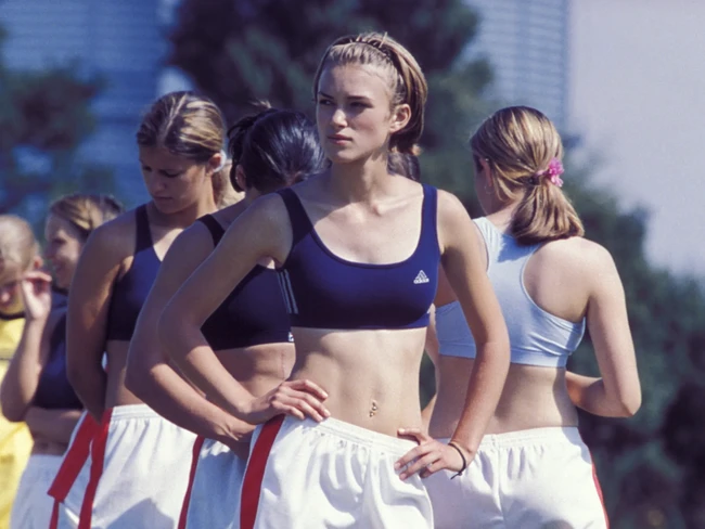 Bando zig zag sebenarnya bukan aksesori baru. Aksesori rambut ini sangat populer pada era 1990-an dan pernah terlihat dikenakan sejumlah selebriti seperti Keira Knightley dalam film Bend It Like Beckham Foto: Dok. Instagran Hailey Bieber, Bend It Films