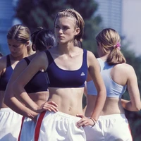 Bando zig zag sebenarnya bukan aksesori baru. Aksesori rambut ini sangat populer pada era 1990-an dan pernah terlihat dikenakan sejumlah selebriti seperti Keira Knightley dalam film Bend It Like Beckham Foto: Dok. Instagran Hailey Bieber, Bend It Films