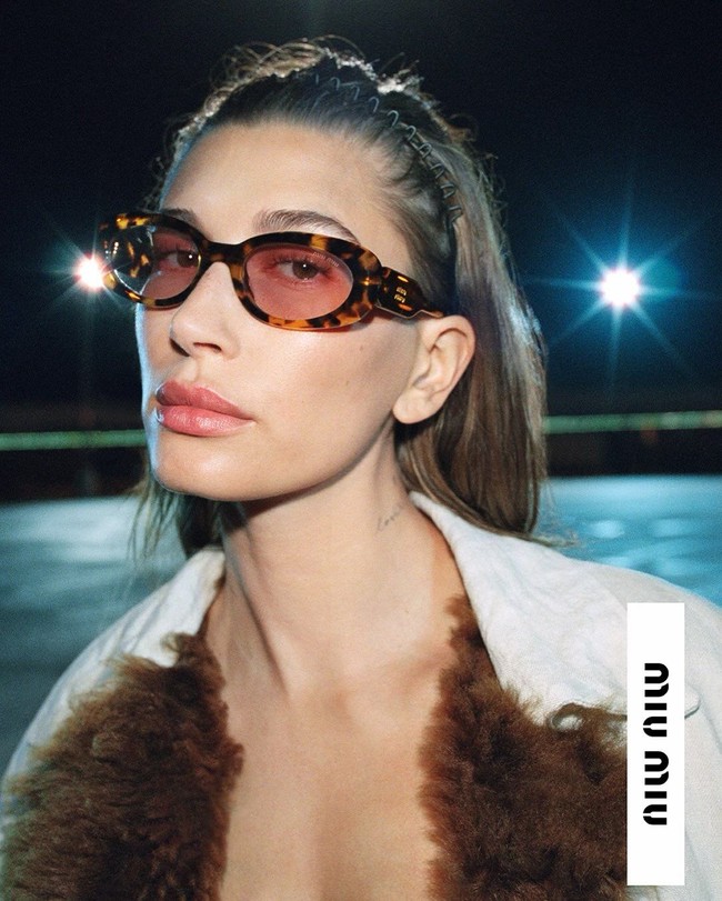 Sebelum muncul di runway Miu Miu, bando zig zag juga sudah beberapa kali terlihat dipakai Hailey Bieber. Model sekaligus pendiri Rhode tersebut diketahui beberapa kali mengenakan aksesori rambut yang mengingatkan pada gaya khas era 90-an. Foto: Dok. Instagran Hailey Bieber, Bend It Films